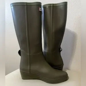 Hunter Olive Green Tall Rain Boots with Red Trim Olive green hunter rain boots + FREE SHIPPING | Zappos main image 4